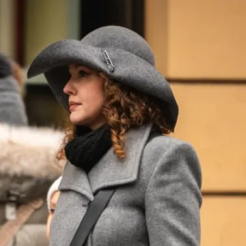 Nova definicija glamura: Dama sa &scaron;pice sivu pretvara u boju elegancije