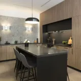 Moderna kuhinja u kojoj se drvo i crna boja savr&scaron;eno nadopunjuju