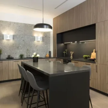 Moderna kuhinja u kojoj se drvo i crna boja savr&scaron;eno nadopunjuju