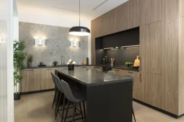 Moderna kuhinja u kojoj se drvo i crna boja savr&scaron;eno nadopunjuju