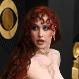 Od haljine koju drže samo bradavice do 'naopake' haljine: Jesu li ovi Grammy outfiti uopće legalni?