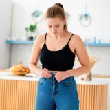 Jutros nisi mogla zakopčati gumb na hlačama? Evo kako odjećom prekriti koji kilogram vi&scaron;e