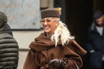 Trendi kaput: Dama sa &scaron;pice pokazala kako nositi smeđu boju - i izgledati chic