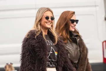 Lepr&scaron;ava suknja, rock majica i cool detalj: Dama sa &scaron;pice privukla pažnju chic outfitom