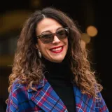 Outfit sa &scaron;pice koji bismo kopirale od glave do pete: Karirano, kristali i luksuzna torba