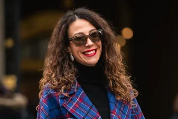 Outfit sa &scaron;pice koji bismo kopirale od glave do pete: Karirano, kristali i luksuzna torba