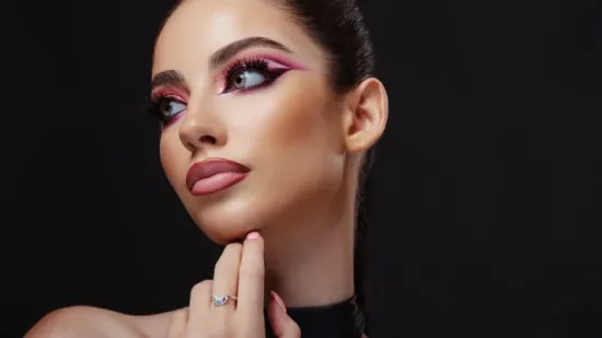 Srebrni kapci, metalik usne i futuristički sjaj: Makeup trend koji obilježava godinu