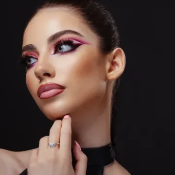 Srebrni kapci, metalik usne i futuristički sjaj: Makeup trend koji obilježava godinu