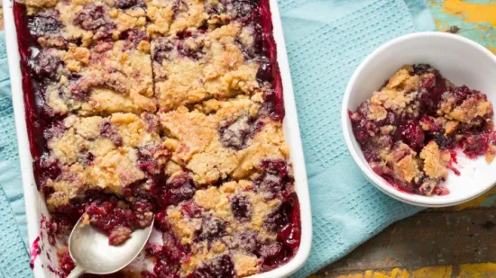 'Dump cake' s voćem: Istresite sastojke i uživajte u prefinom desertu