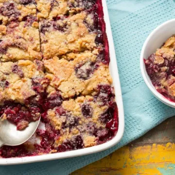 'Dump cake' s voćem: Istresite sastojke i uživajte u prefinom desertu