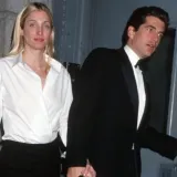 Komadi koje mora&scaron; imati u ormaru ako voli&scaron; stil Carolyn Bessette-Kennedy