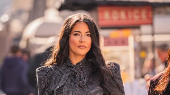 Veliki povratak ženstvenosti na &scaron;picu: Lijepa brineta u haljini inspiriranoj pedesetima