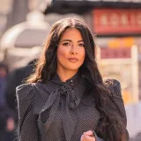 Veliki povratak ženstvenosti na &scaron;picu: Lijepa brineta u haljini inspiriranoj pedesetima