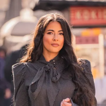 Veliki povratak ženstvenosti na &scaron;picu: Lijepa brineta u haljini inspiriranoj pedesetima