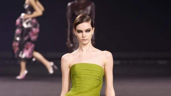 Elie Saab u Parizu predstavio moćnu i mračniju viziju glamura