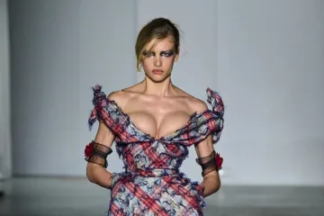 Vivienne Westwood u Parizu: Oda neustra&scaron;ivosti, humoru i vječnoj pobuni