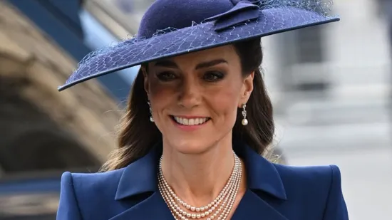 Kate Middleton opet modno briljirala: Tamnoplava haljina stoji joj kao salivena, a nakit je posebna priča