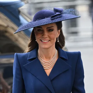 Kate Middleton opet modno briljirala: Tamnoplava haljina stoji joj kao salivena, a nakit je posebna priča