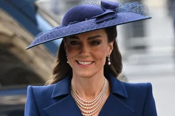 Kate Middleton opet modno briljirala: Tamnoplava haljina stoji joj kao salivena, a nakit je posebna priča