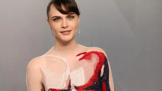 Cara Delevingne u 'mi&scaron;ićavoj haljini' i pamučnim prugastim čarapama