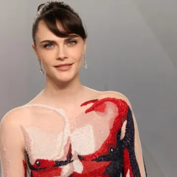 Cara Delevingne u 'mi&scaron;ićavoj haljini' i pamučnim prugastim čarapama