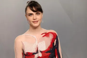 Cara Delevingne u 'mi&scaron;ićavoj haljini' i pamučnim prugastim čarapama