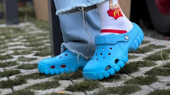 Fenomen Crocsica: Estetski zločin ili najudobnija obuća na svijetu?