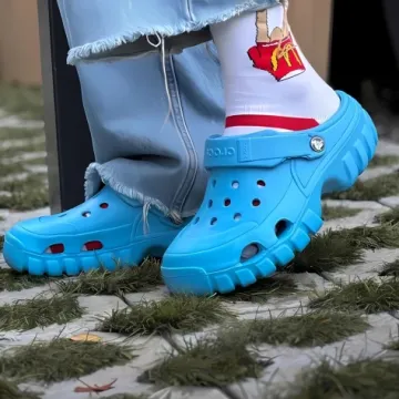 Fenomen Crocsica: Estetski zločin ili najudobnija obuća na svijetu?