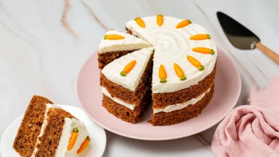 Uskrsna torta od mrkve s krem sirom: Sočni engleski klasik koji uvijek uspijeva