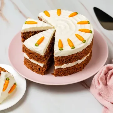 Uskrsna torta od mrkve s krem sirom: Sočni engleski klasik koji uvijek uspijeva