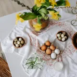 Kako urediti stol za Uskrs? Donosimo ideje za prirodan i prozračan proljetni ugođaj