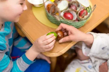 Uskrs diljem Hrvatske: Tucanje pisanica, pucanje i vuzmenice - svi slave Isusovo uskrsnuće