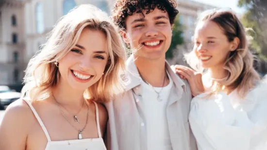 Treba li za krizmu djevojka odjenuti toaletu, a mladić prvo odijelo?