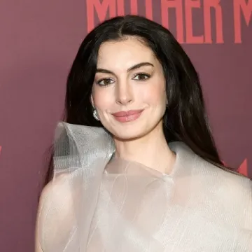 Anne Hathaway kao iz snova: Ova haljina kao da je satkana od oblaka