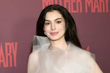 Anne Hathaway kao iz snova: Ova haljina kao da je satkana od oblaka