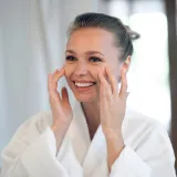 &Scaron;to je niacinamid i za&scaron;to ga svi žele u svojoj skincare rutini? Ovo su najbolji serumi