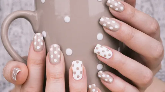 Vesele manikure za proljeće 2026: Od kremaste matcha nijanse do razigranih točkica