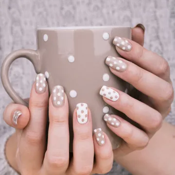 Vesele manikure za proljeće 2026: Od kremaste matcha nijanse do razigranih točkica