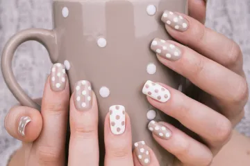 Vesele manikure za proljeće 2026: Od kremaste matcha nijanse do razigranih točkica