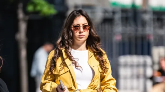 Modna kombinacija s da&scaron;kom sunca: Ova djevojka sa &scaron;pice zna kako nositi boje