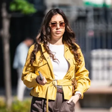 Modna kombinacija s da&scaron;kom sunca: Ova djevojka sa &scaron;pice zna kako nositi boje