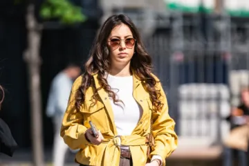 Modna kombinacija s da&scaron;kom sunca: Ova djevojka sa &scaron;pice zna kako nositi boje