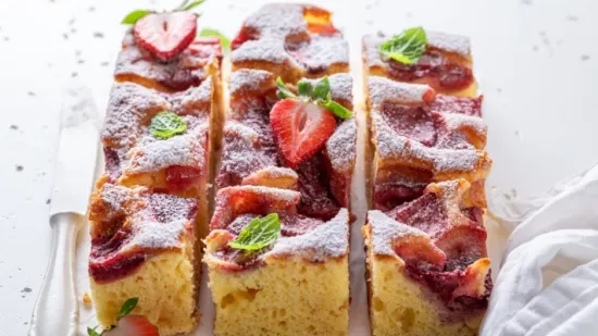 Kolač s jagodama koji uspijeva svima: Recept za najsočniji biskvit sezone