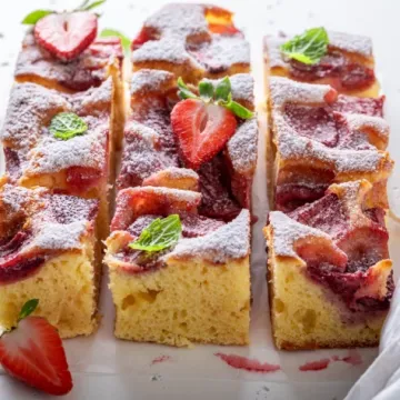 Kolač s jagodama koji uspijeva svima: Recept za najsočniji biskvit sezone