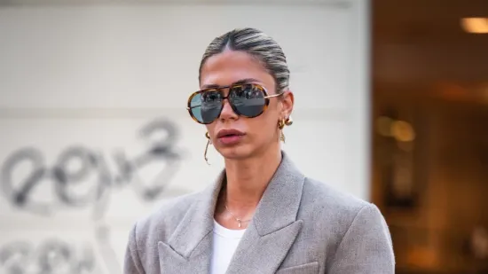 Plavu&scaron;a u oversized sakou: Jednostavna, a efektna kombinacija sa &scaron;pice idealna za svaki dan