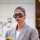 Plavu&scaron;a u oversized sakou: Jednostavna, a efektna kombinacija sa &scaron;pice idealna za svaki dan