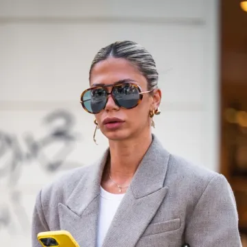 Plavu&scaron;a u oversized sakou: Jednostavna, a efektna kombinacija sa &scaron;pice idealna za svaki dan