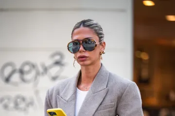 Plavu&scaron;a u oversized sakou: Jednostavna, a efektna kombinacija sa &scaron;pice idealna za svaki dan