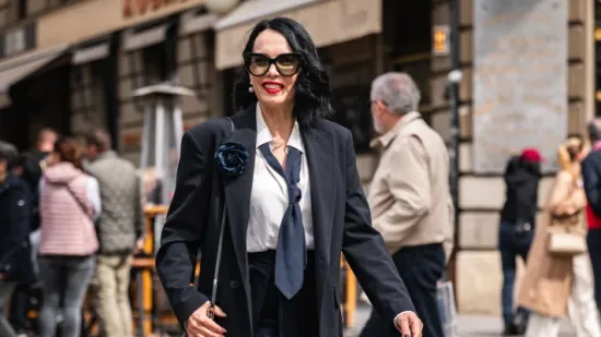 Dama sa &scaron;pice u modernom poslovnom outfitu: Suknja koja ru&scaron;i sva pravila