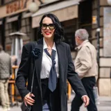 Dama sa &scaron;pice u modernom poslovnom outfitu: Suknja koja ru&scaron;i sva pravila